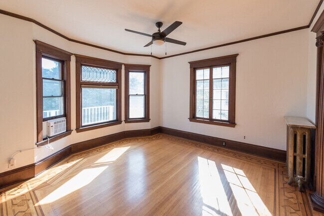 Sala de estar bañada por el sol: 13'x13' - 3204 Park Ave