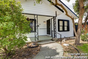 Building Photo - 210 Gardina St