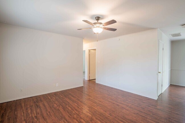 Building Photo - Stunning 3 Bed 1.5 Bath in amazing area