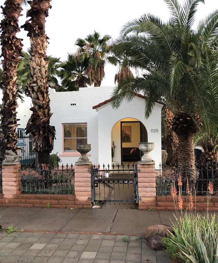 Primary Photo - 1135 E Palm Ln