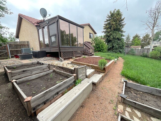 Building Photo - 3 Bedroom Home Available Near Research Pkw...