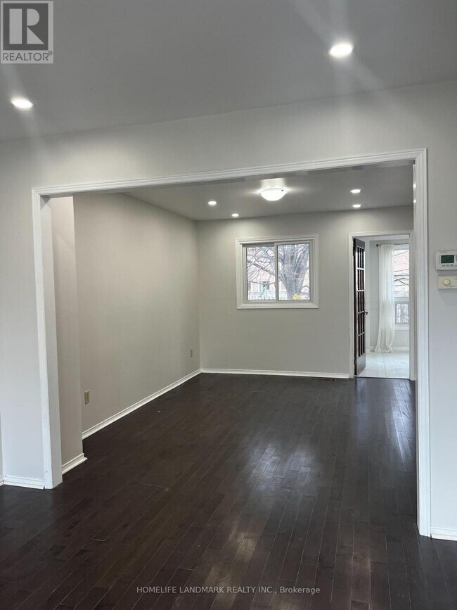 Building Photo - 585 Yorkminster Crescent