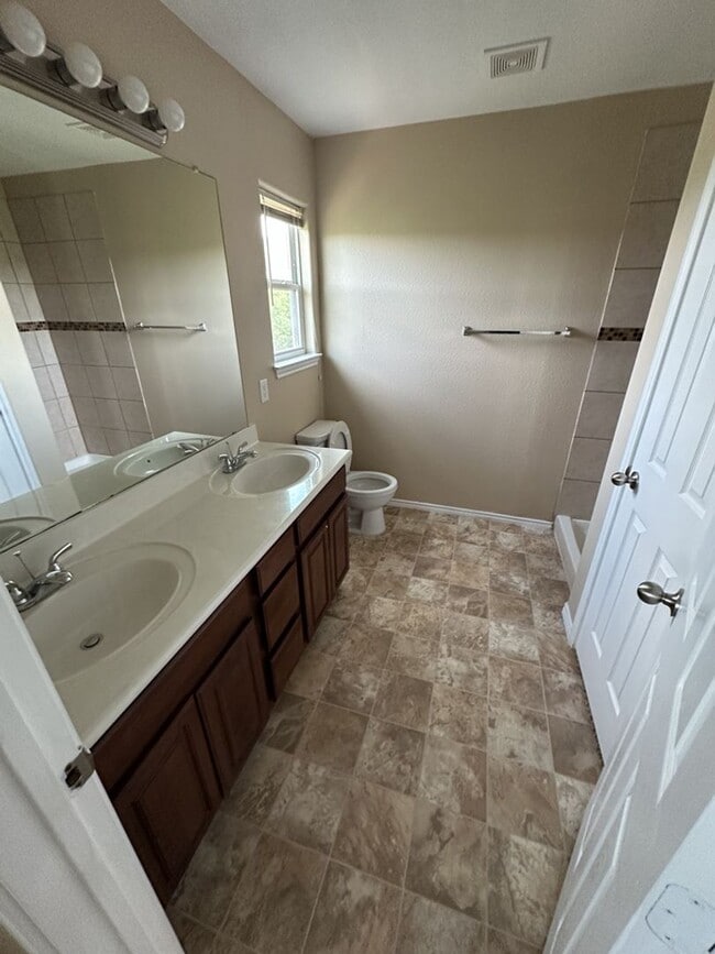 Building Photo - AVAILABLE NOW!