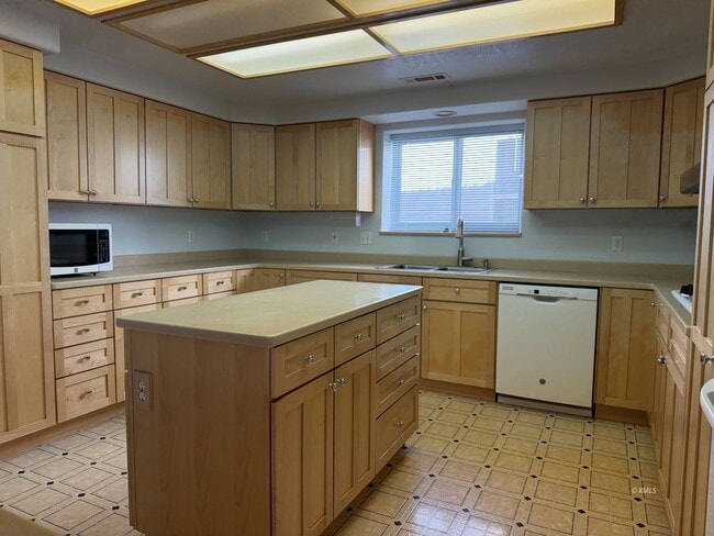 Foto del edificio - 1220 Monument Rd