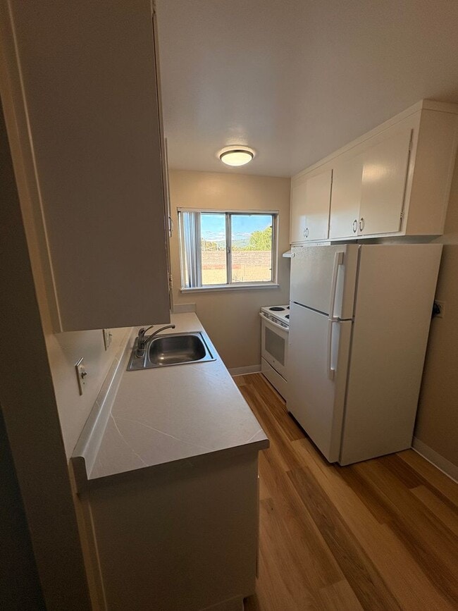 Building Photo - Upstairs 2 bedroom 1 bath apartment w/ assigned parking!