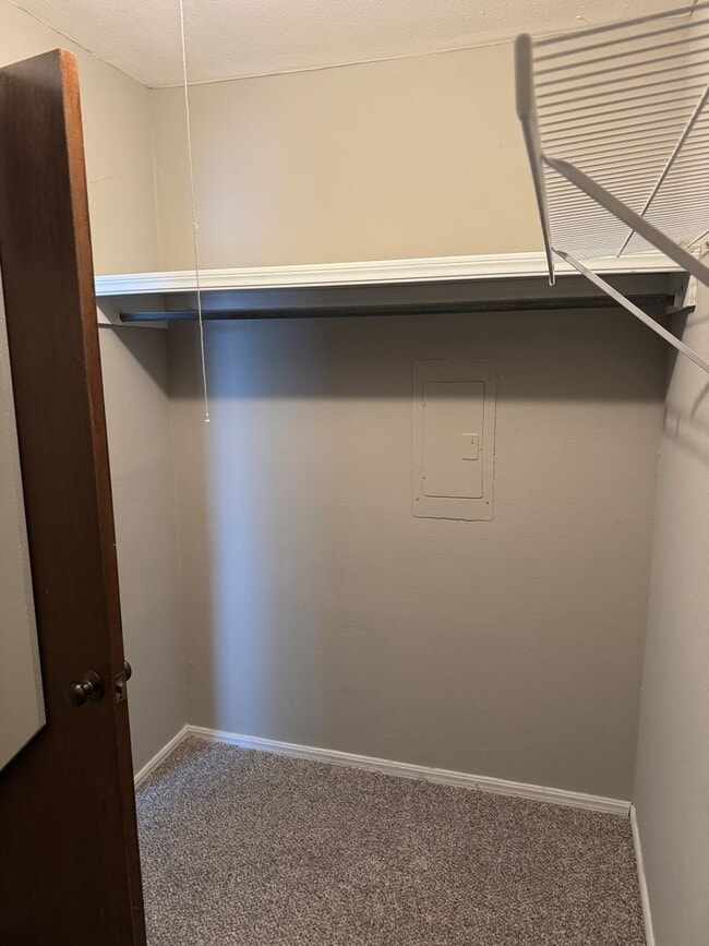 Building Photo - 1 Bedroom 1 Bath Apartment Available