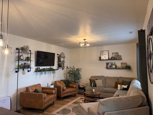 Building Photo - 885 W Edinburgh Dr