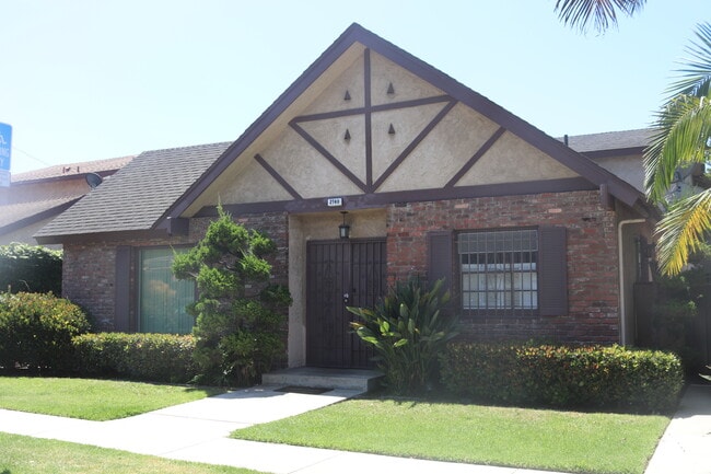 Building Photo - 2740 E De Soto St