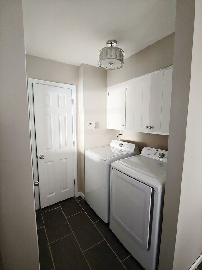 Foto del edificio - 3 bedroom home close to UTC!