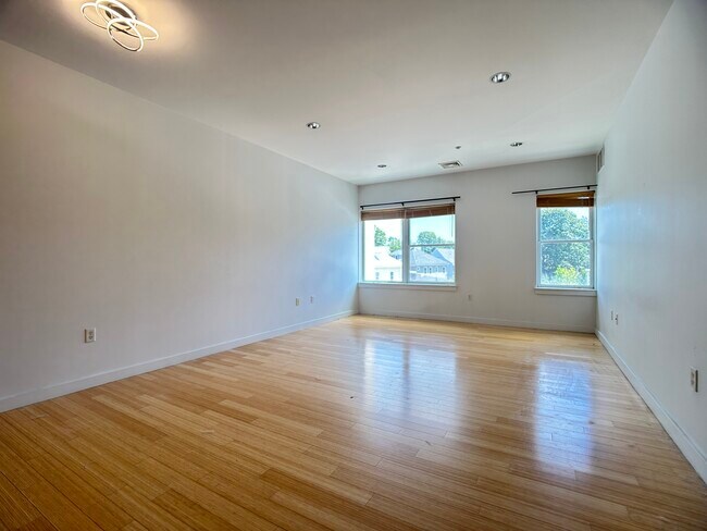 Foto del edificio - 99 Chestnut Hill Ave