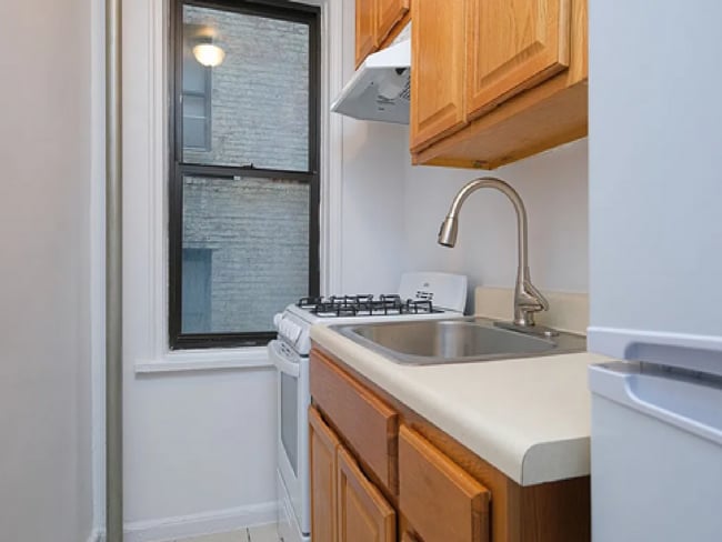 Building Photo - 55 E 190th St