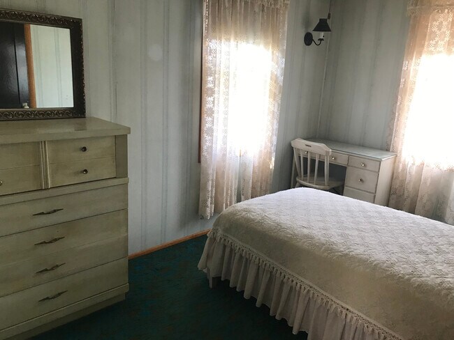 Building Photo - 537 Russell Ave