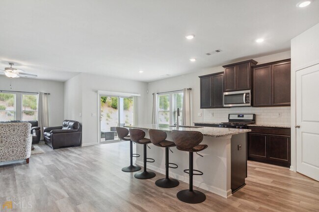 Building Photo - 876 Ironhorse Ln SW