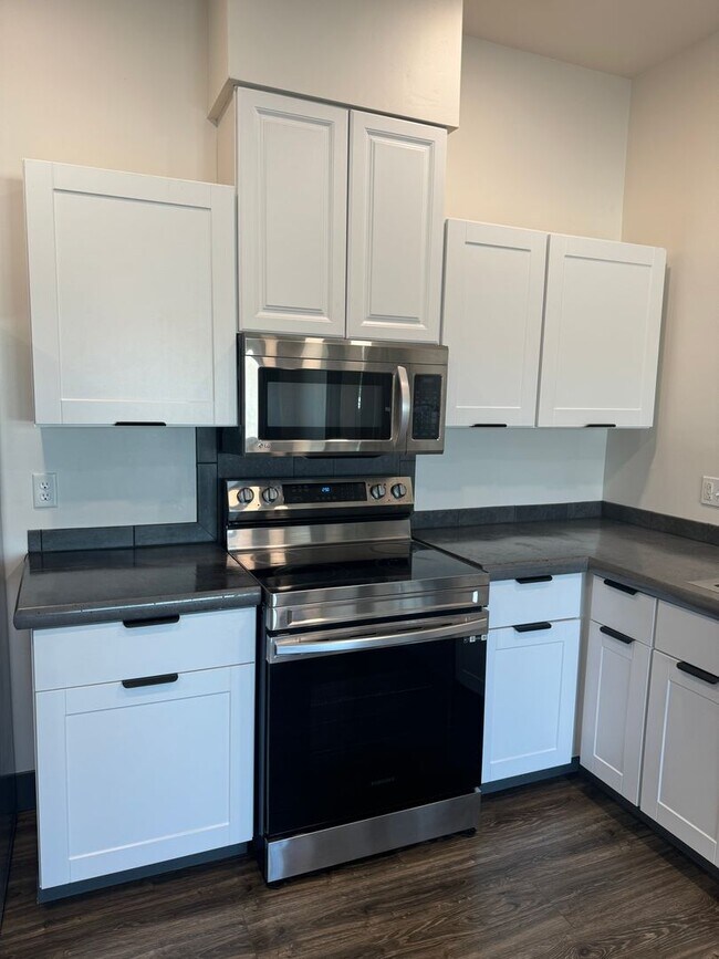 Building Photo - CHECK OUT THIS 2 BED/ 1 BATH! WON'T LAST L...