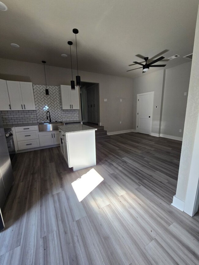 Building Photo - 3 Bed 2 Bath Apartment