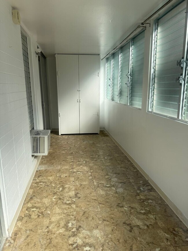 Foto del edificio - Near Waikiki Beach. Window AC. Near Public Transportation