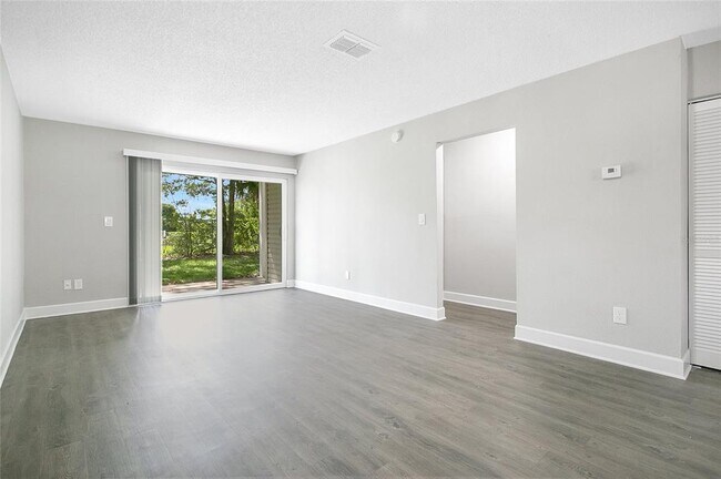 Foto del edificio - 2560 Woodgate Blvd