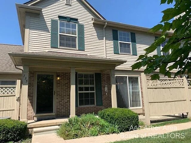 Foto del edificio - 135 Commons Cir