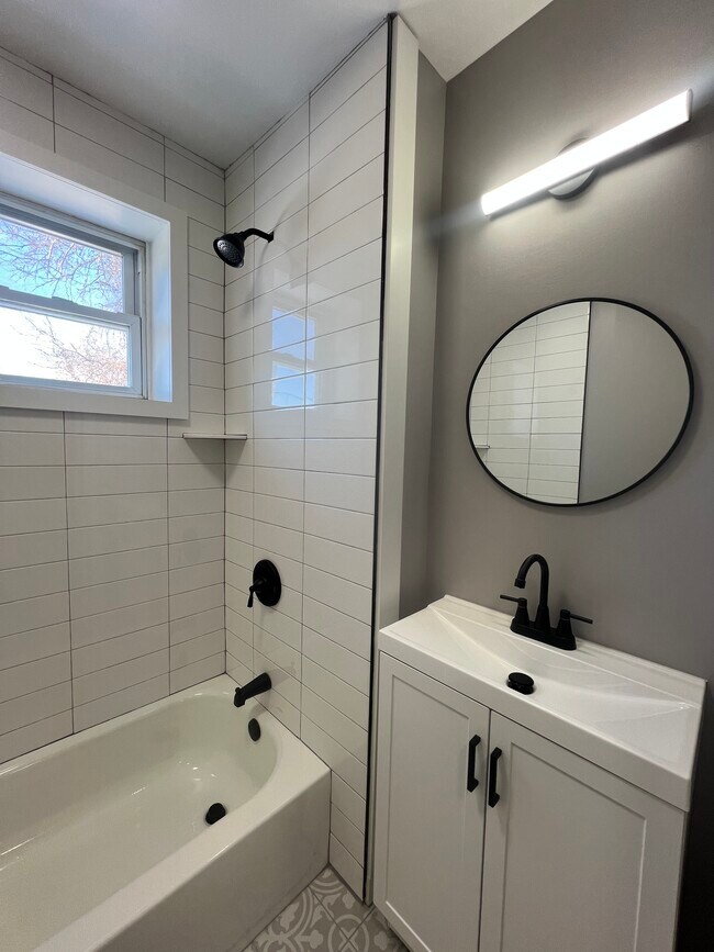 Building Photo - 1018 W 8th St