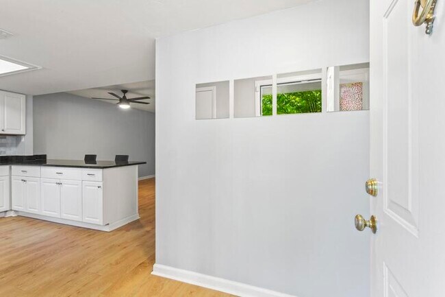 Building Photo - 65 Rumson Ct