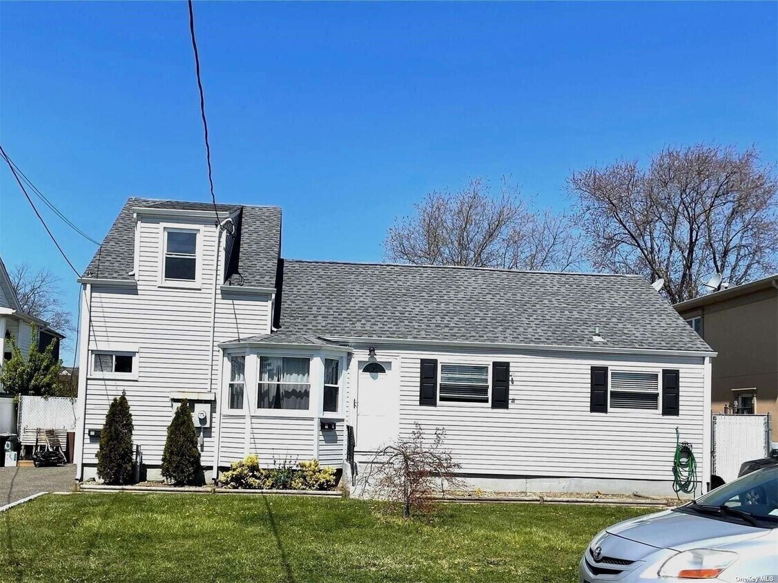 10 Mckinley Ave Unit A, Lindenhurst, NY 11757 Room for Rent in Lindenhurst, NY