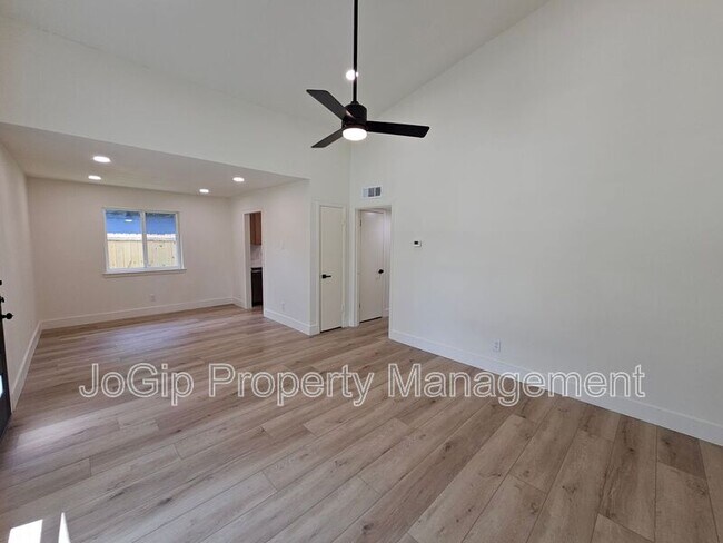 Building Photo - 1725 R Avenue