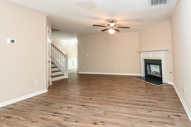 Foto del edificio - 347 Hidden Creek Ln