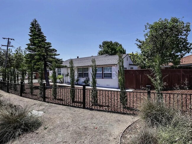 Foto del edificio - 399 N Sunnyvale Ave