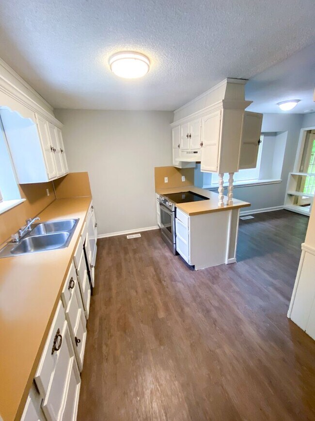 Foto del edificio - Beautiful 4 Bedroom 2 Bath