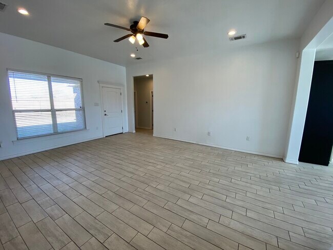 Building Photo - 3 bed 2 bath 1 car garage