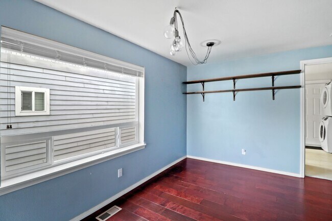 Building Photo - 2 Bed 1 Bath - Charming Home - Anacortes