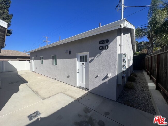 Building Photo - 4846 Topanga Canyon Blvd