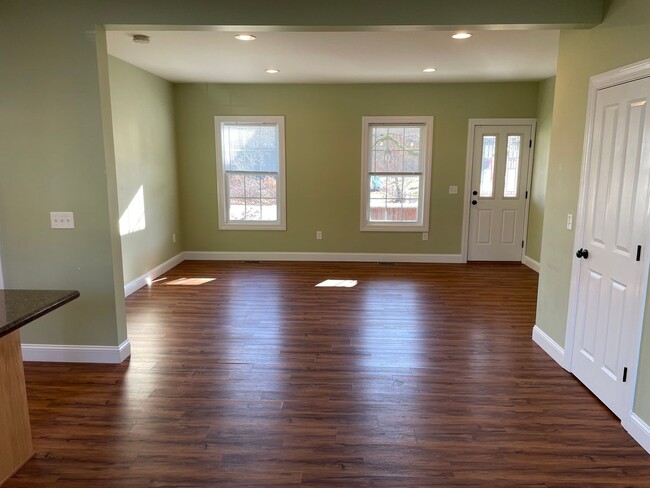 Foto del edificio - Newly Renovated Townhouse For Rent in Oakland, RI!