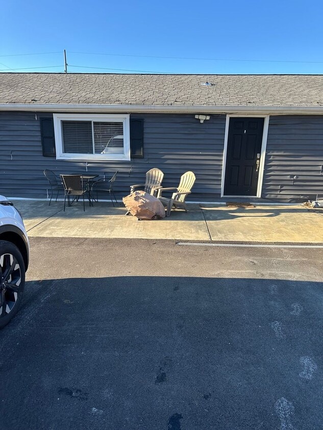 Primary Photo - Nice 2 Bedroom 1 Bath Apartment above a sa...