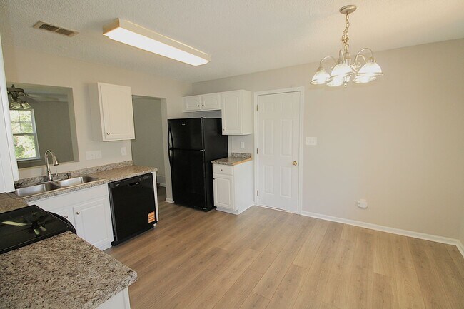 Building Photo - 3 Bedroom Home with a 1 Car garage!