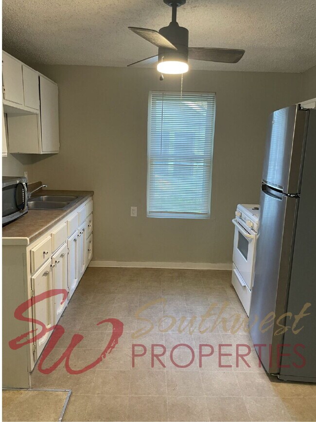 Foto del edificio - Quiet 1 bedroom, 1 bathroom property across from the walking trail