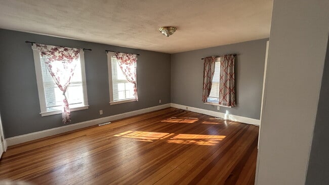 Foto del edificio - Cozy 3-Bed / 1-Bath Apartment in the Heart of Biddeford