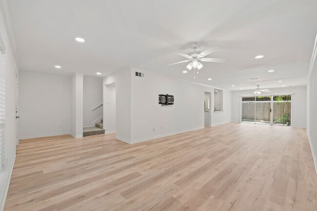 Foto del edificio - Stylish & Renovated Townhome in Prime West...