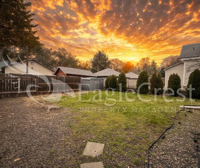 Foto del edificio - Spacious 3-Bedroom Home with Finished Basement & Fenced Yard