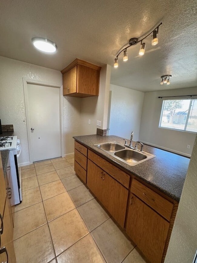 Building Photo - Single Level, Anderson Duplex near Shopping
