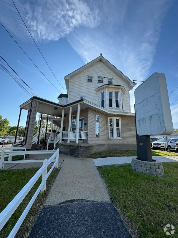 Building Photo - 613 Front St