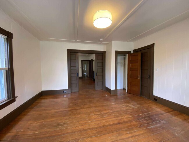 Dormitorio 1 hacia la sala de estar - 66 Franklin St