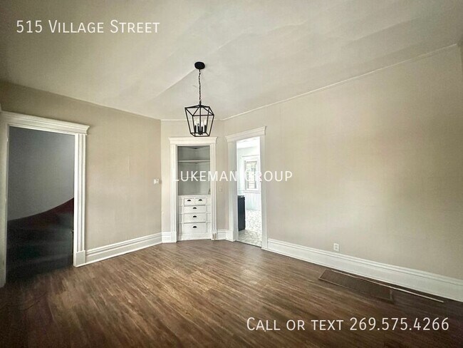 Building Photo - 515 Village St