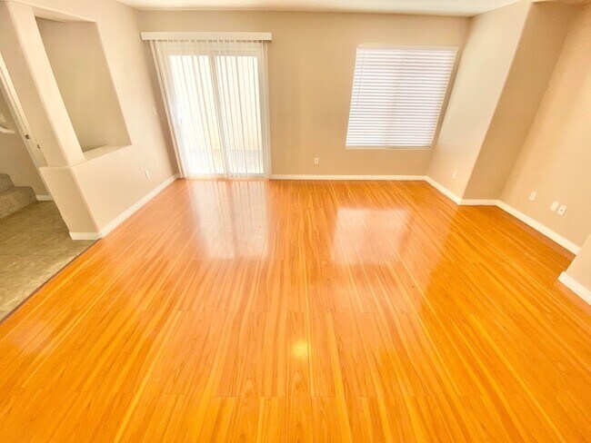 Foto del edificio - BEAUTIFUL 3 BEDROOM 2.5 BATHROOM 2 STORY H...