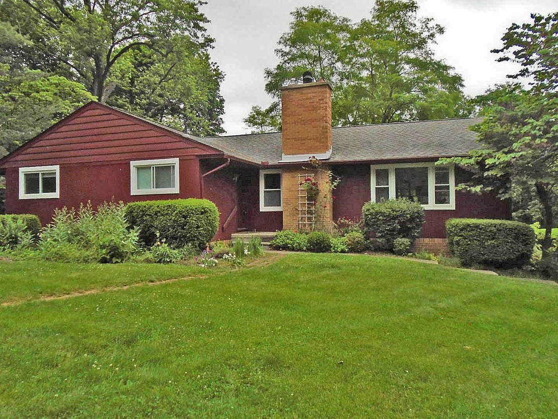 Primary Photo - 580 Riverview Dr