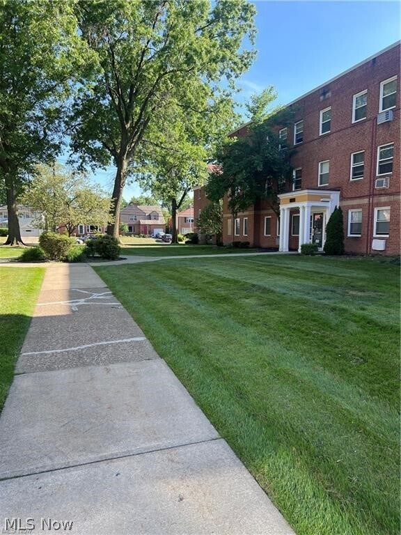 Foto del edificio - 13777 Cedar Rd
