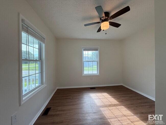 Building Photo - Newly Renovated 2 Bedroom 1 Bath in La Cro...