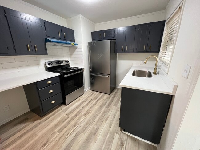 Building Photo - 2128 E 12th St