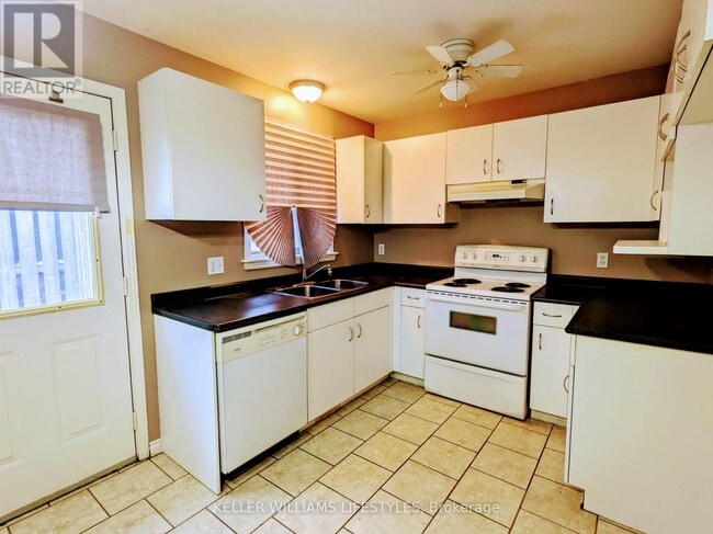 Building Photo - 582 Talltree Crescent