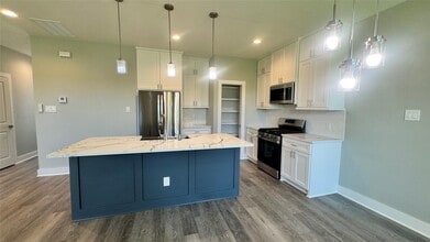 Building Photo - 700 Ebenezer Ln